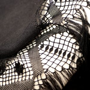 Chal de lino negro con encaje picos y flecos- agotado-