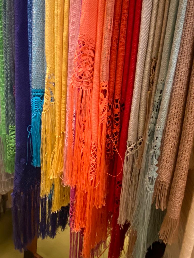 Chal amarillo de lino tejido en telar tradicional (en confección) - Imagen 6