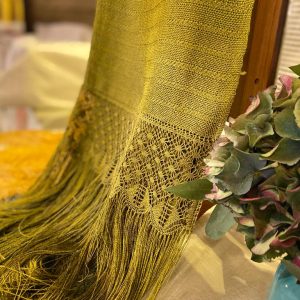 Chal verde de lino tejido en telar tradicional ( en confección)